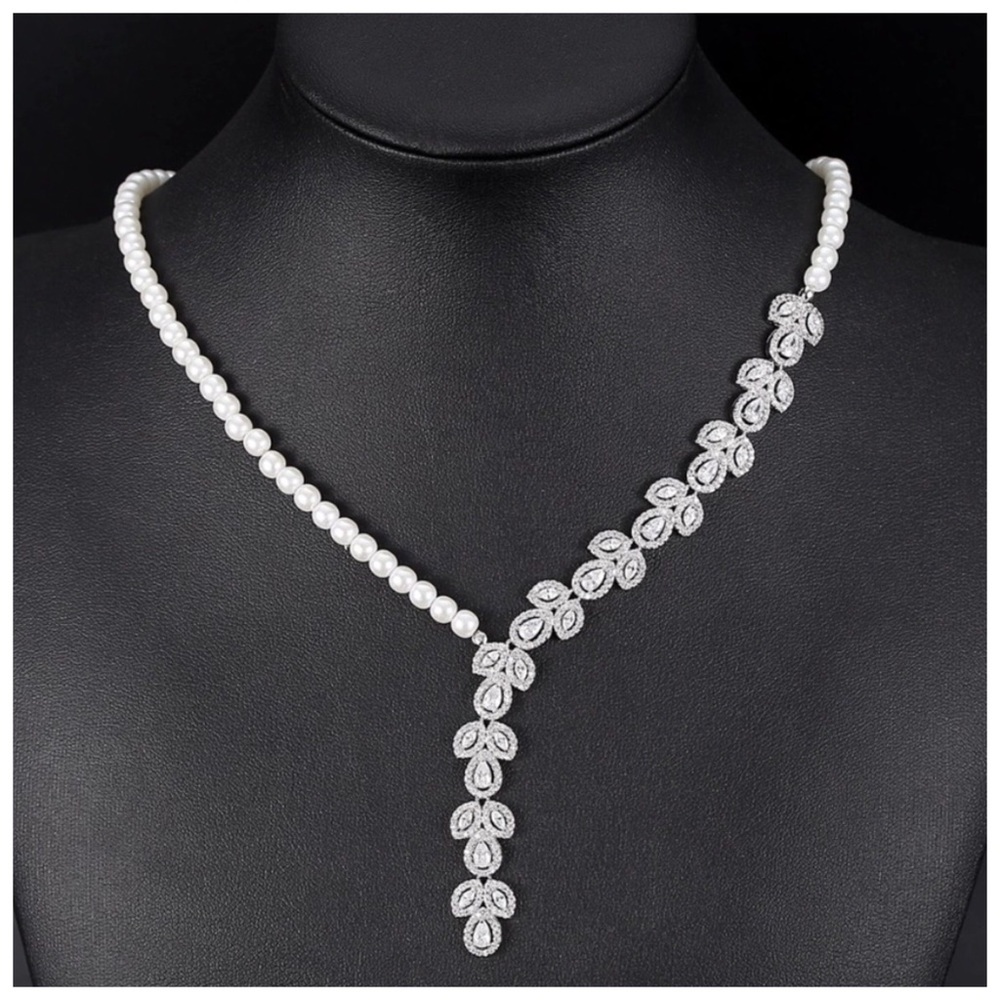 🌺 Swarovski Crystals The Elide Necklace Set - Picture 2 of 5